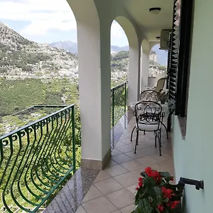  Holiday home Gerry House